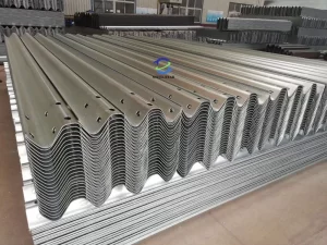 Le profilage à froid est un type de laminage qui consiste à plier en continu de longues bandes de tôle (généralement de l'acier enroulé) dans la section transversale souhaitée. Concevez la forme du moule et le nombre de groupes en fonction de la taille requise. Le taux de retrait de chaque groupe de pliage à froid est différent. Grâce au pliage à froid groupe par groupe, la taille finale souhaitée peut être obtenue. Combiné avec un système de contrôle électronique, un système hydraulique, un système de cisaillement et un encodeur de comptage pour réaliser un fonctionnement automatisé.